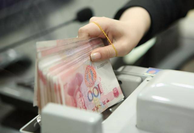 我妈在银行存了100万的定期，每月利息3438.33元，一番话让我醒悟