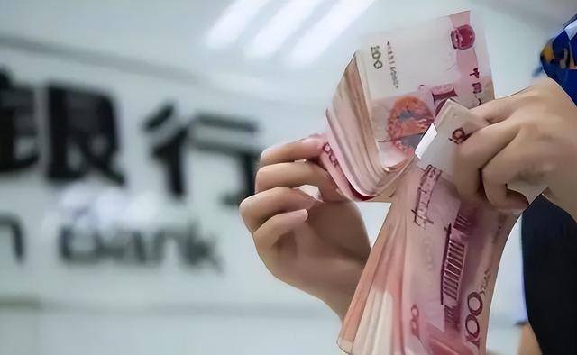 我妈在银行存了100万的定期，每月利息3438.33元，一番话让我醒悟
