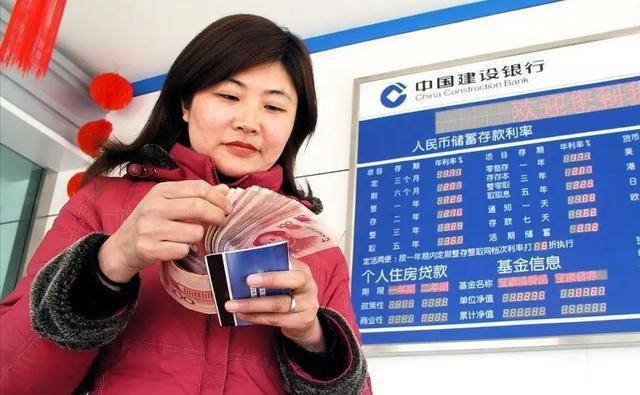 我妈在银行存了100万的定期，每月利息3438.33元，一番话让我醒悟