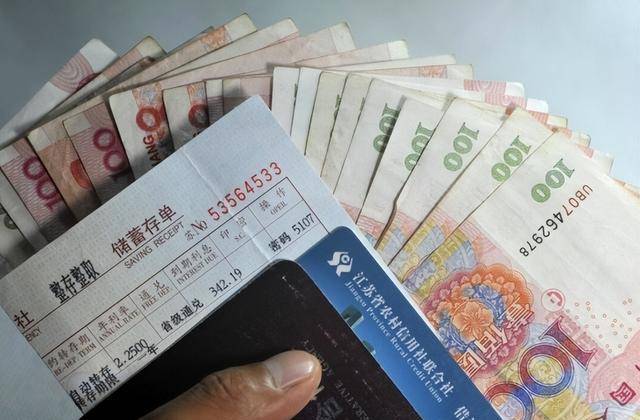 我妈在银行存了100万的定期，每月利息3438.33元，一番话让我醒悟