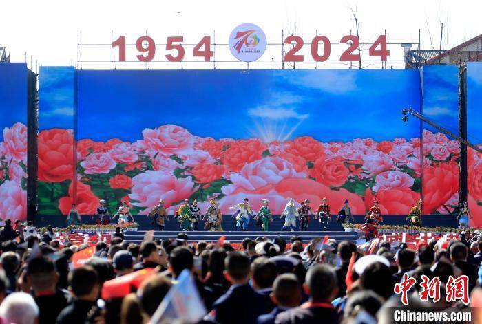 贵州省威宁彝族回族苗族自治县举行成立70周年庆祝大会