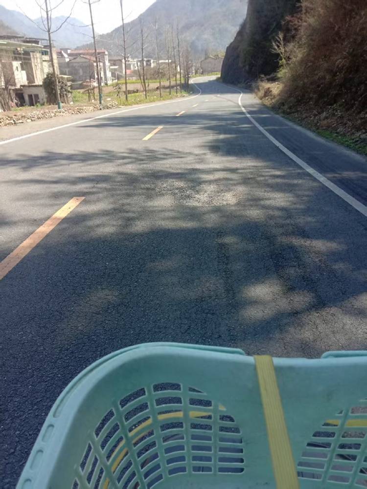 73岁老人骑车带老伴被路面浅坑绊倒，事后称“打了一圈投诉电话没人管”
